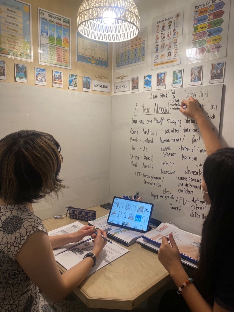 フィリピン留学 Cebu21 - SMEAG ENCANTO-class rooms&information boad-8